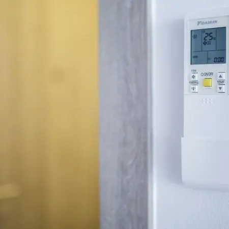 Spacious Modern Close To The *