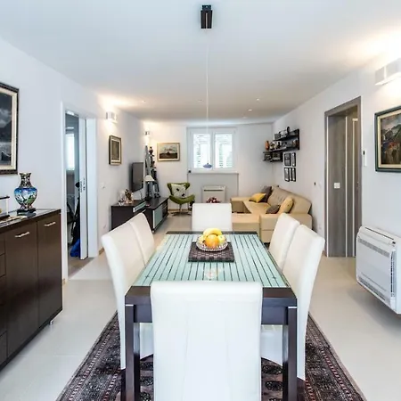 Spacious Modern Close To The *