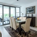 Spacious Modern Close To The