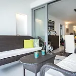 Spacious Modern Close To The アパート
