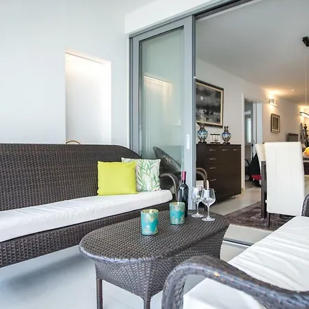Spacious Modern Close To The Apartment