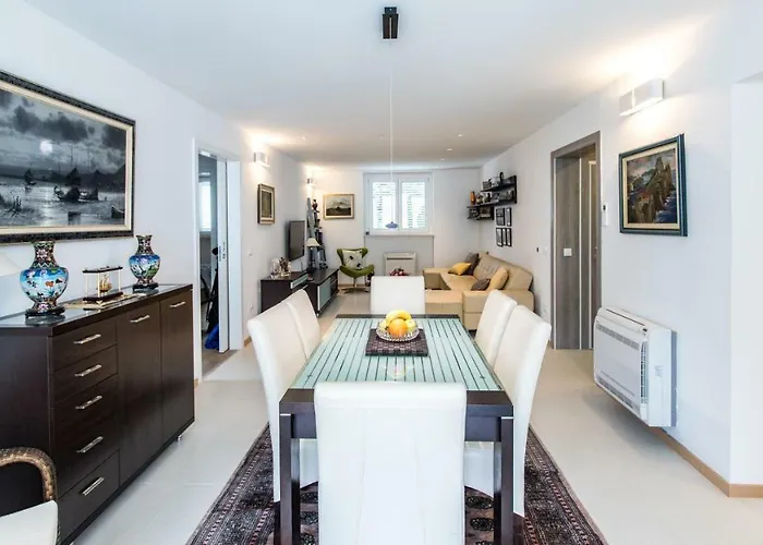 Spacious Modern Close To The *