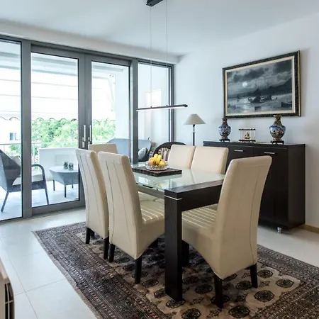 Spacious Modern Close To The