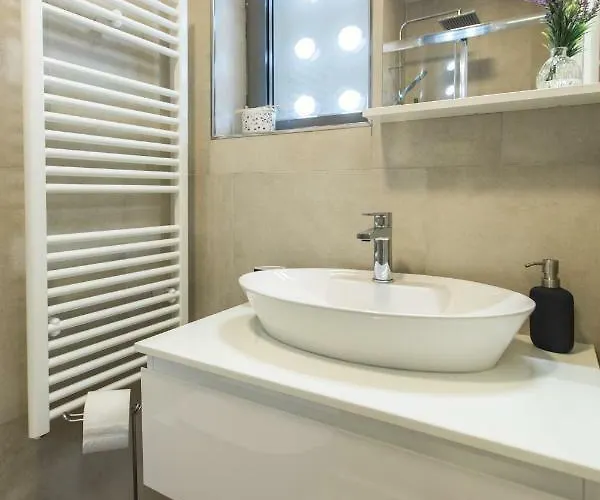 Spacious Modern Close To The Apartmán