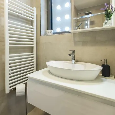 Spacious Modern Close To The 아파트