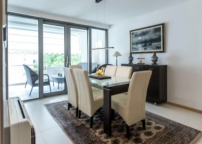 Spacious Modern Close To The